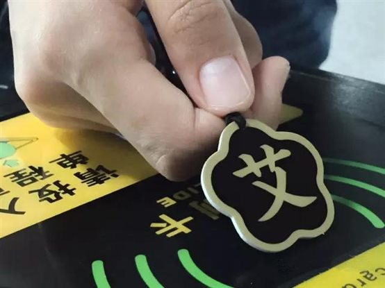 艾艾君此次推出限量版艾艾贴深圳通+岭南通