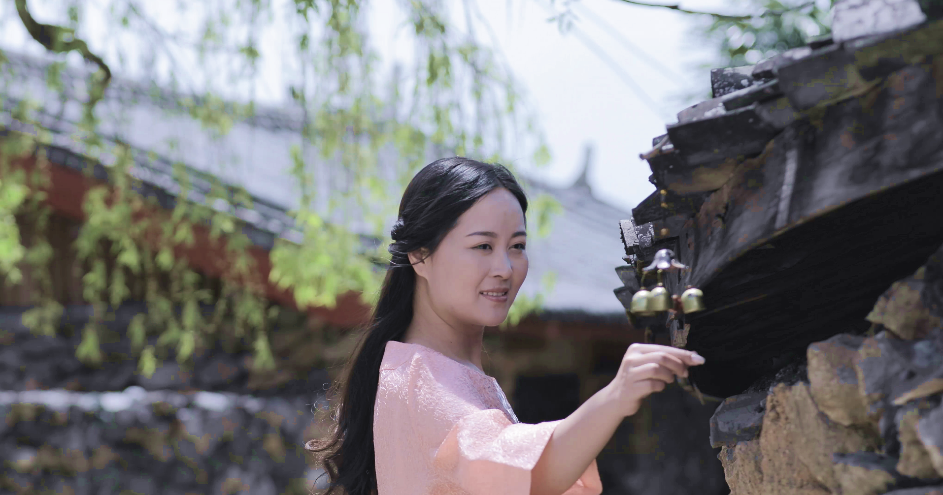 　 丽江·春生篇献映 | 轻寒薄暖暮春天，小立闲庭待艾来